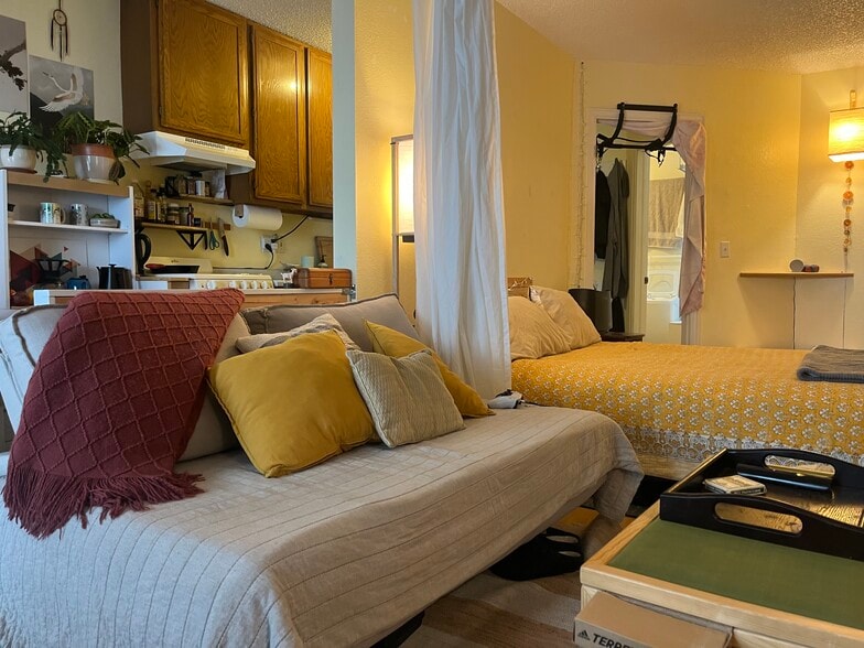 Comfy Living Space - 1934 18th St
