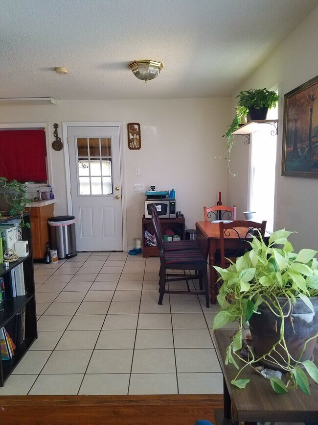 Building Photo - Three Bedroom Corner Lot Walking Distance to Park Circle
