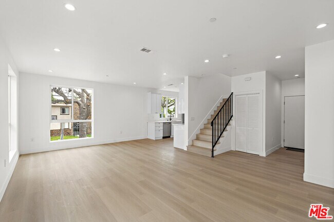Building Photo - 10742 Hortense St