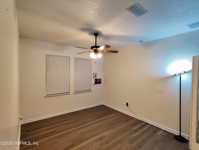 Building Photo - 2411 Golfview Dr