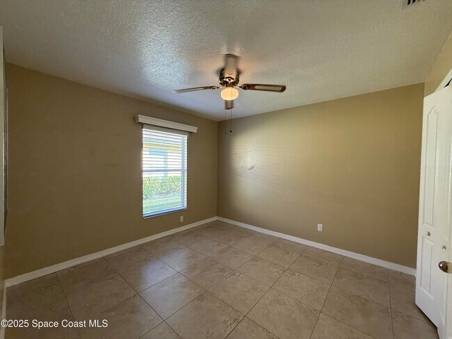 Building Photo - 1634 Sun Gazer Dr