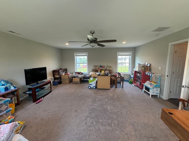 Building Photo - Beautiful 4 Bedroom Colonial