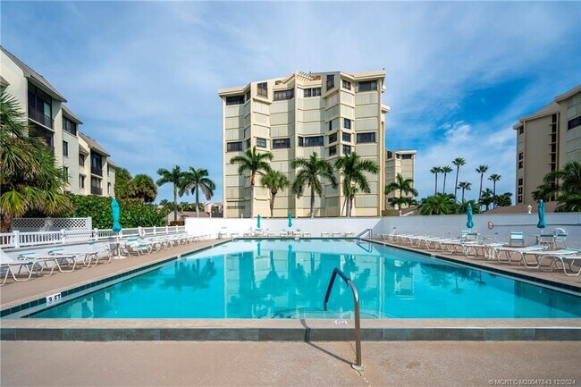 Primary Photo - 2400 S Ocean Dr