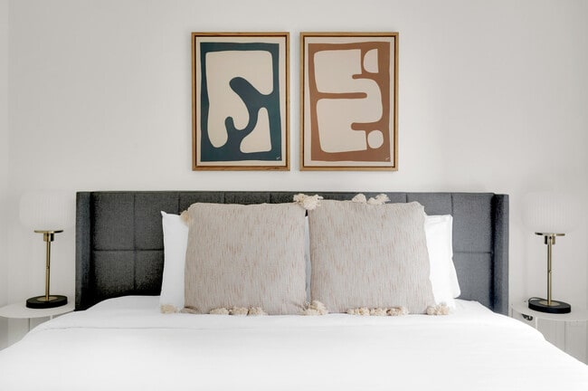 Building Photo - 10349 NE 10th St