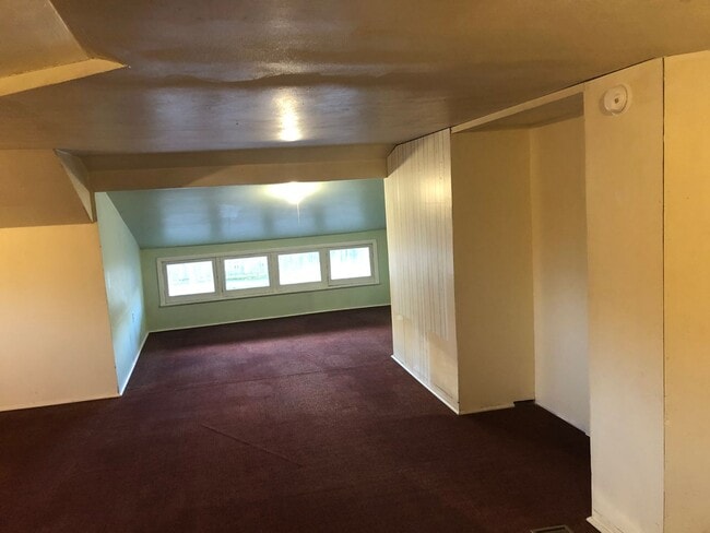 Building Photo - Large 4 bed/2 bath Farm House on River Rd. MOVE IN SPECIAL!