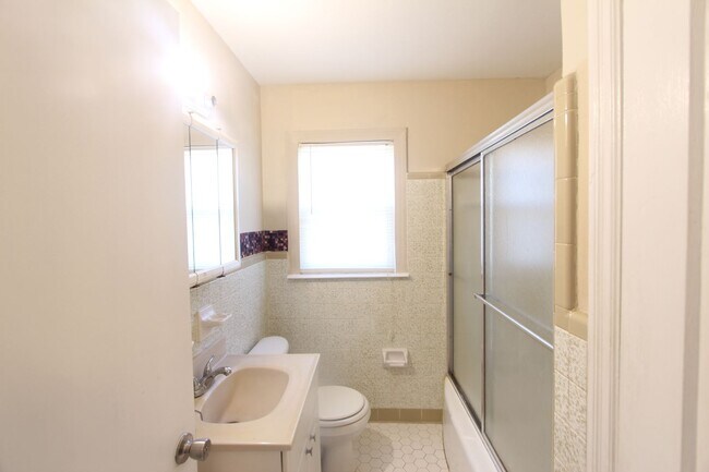 Building Photo - 3 Bedroom, 1 Bath! New on the Market!!  Co...
