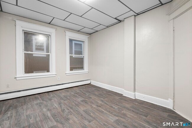 Building Photo - 37 Plaza Ave