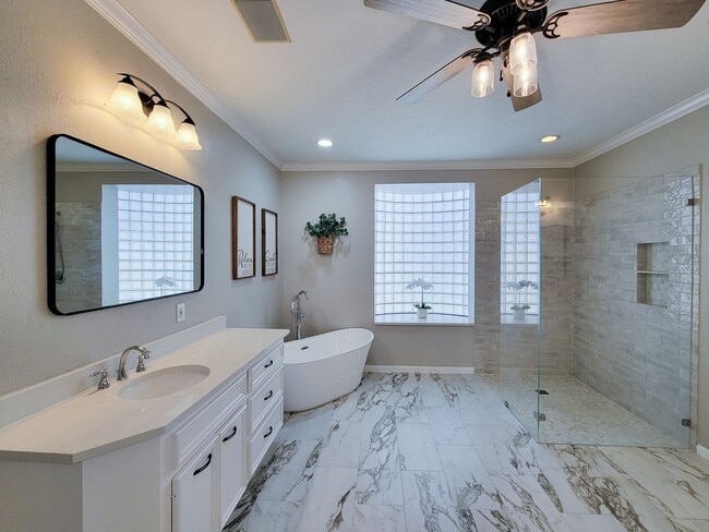 Building Photo - Beautifully designed waterfront property w...