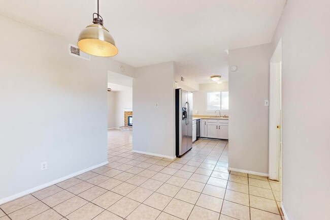 Building Photo - Taylor Ranch 4/BD 2/BA 2/CG