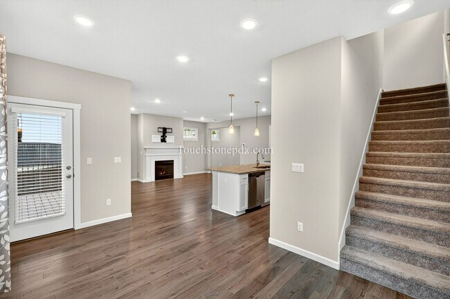Building Photo - Modern 3BD | 2.5 BA Happy Valley Home On Corner Lot!
