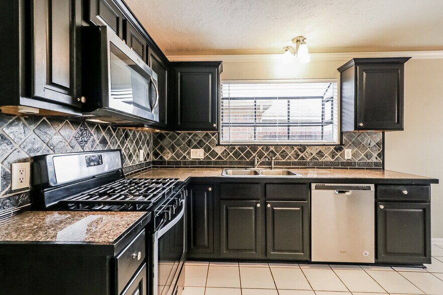 Building Photo - 7722 High Village Dr