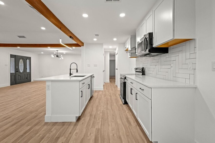 Building Photo - 6000 Cool Springs Dr