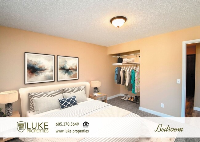 Building Photo - 405 S Sycamore Ave