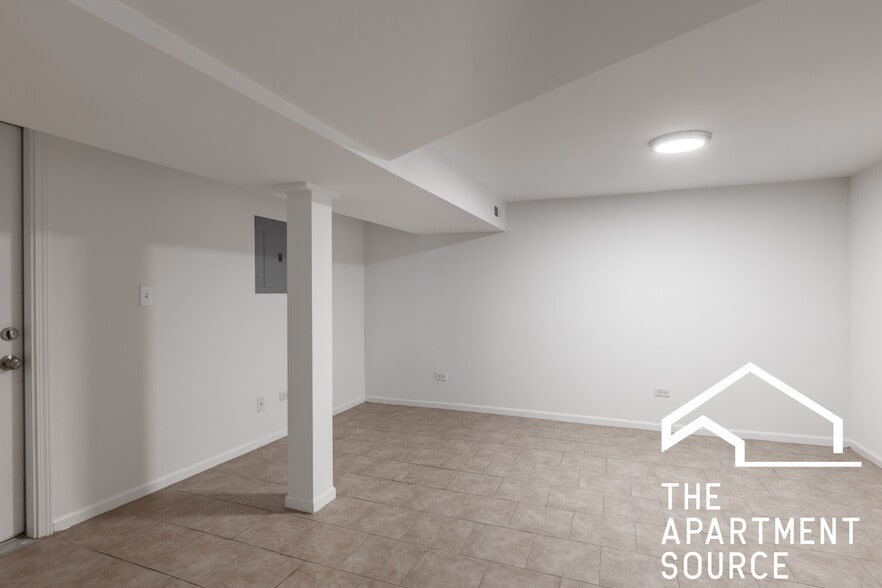 Building Photo - 1260 N Greenview Ave