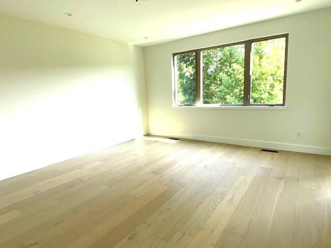 Building Photo - Great home in South Asheville