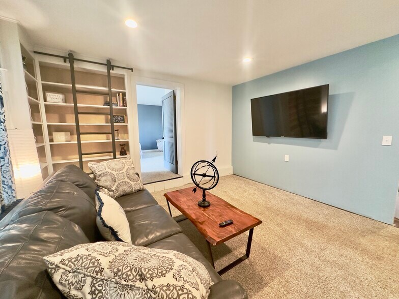 Building Photo - 9453 Maynard Dr