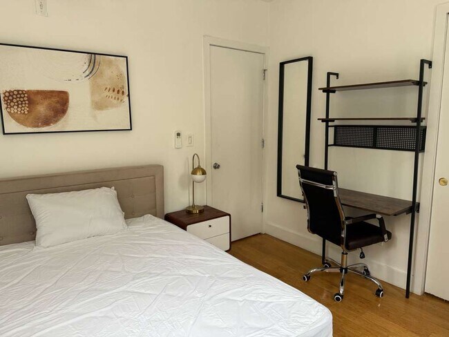 Building Photo - Furnished room/NOT APARTMENT