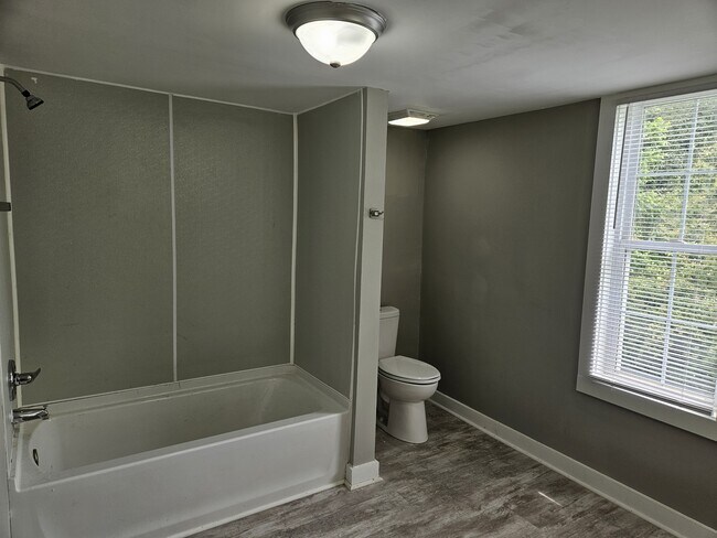 Building Photo - 640 Aubrey Dr