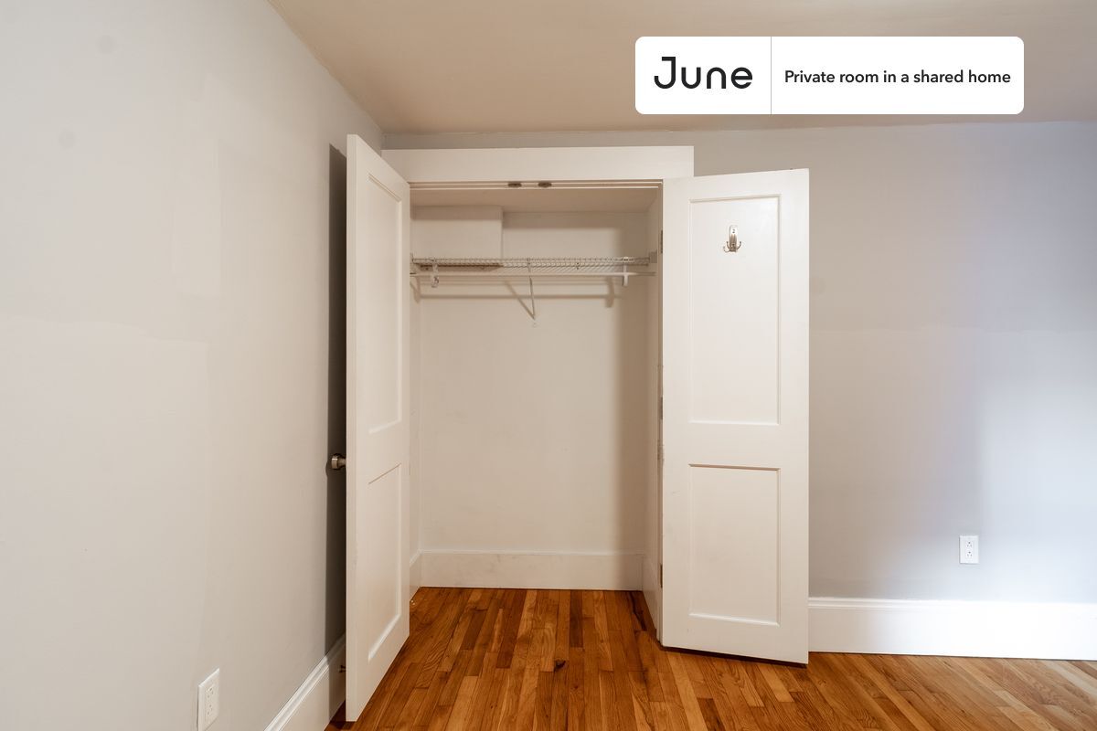 Building Photo - Private bedroom in 4 bed/2 bath Home