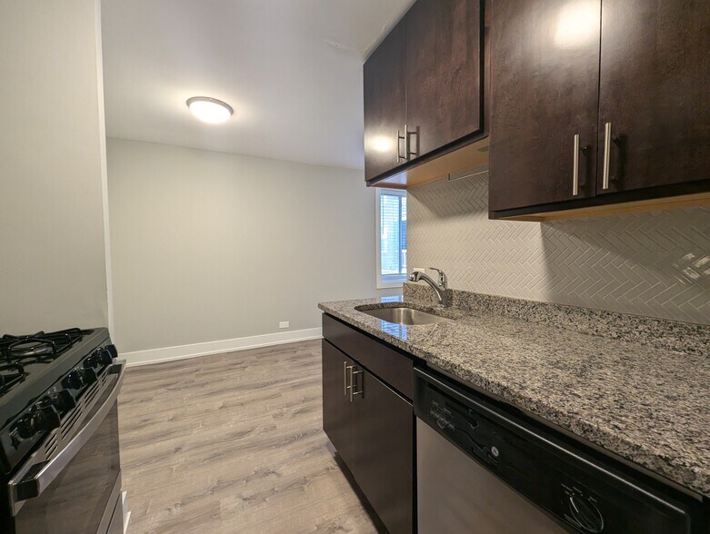 Building Photo - 542 W Surf St