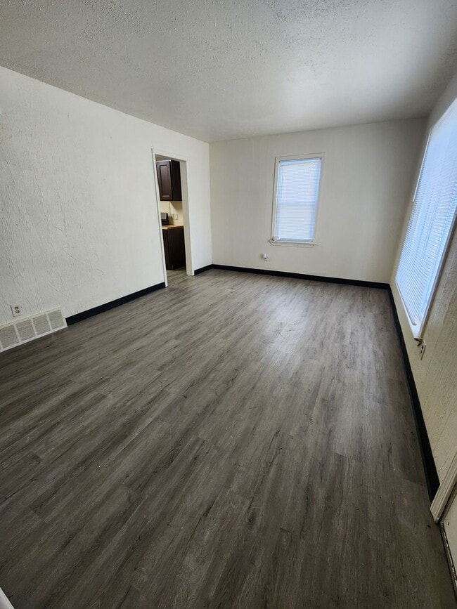 Building Photo - 4 Bedroom Clean House For Rent