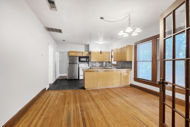 Building Photo - 4 Bedroom, 3 Bath in North Campus / Hyde Park