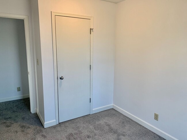 Building Photo - 3 Bedroom 2 bath TownHome