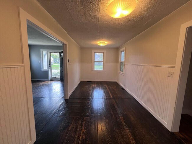 Building Photo - Adorable 2 bedroom with a bonus room!