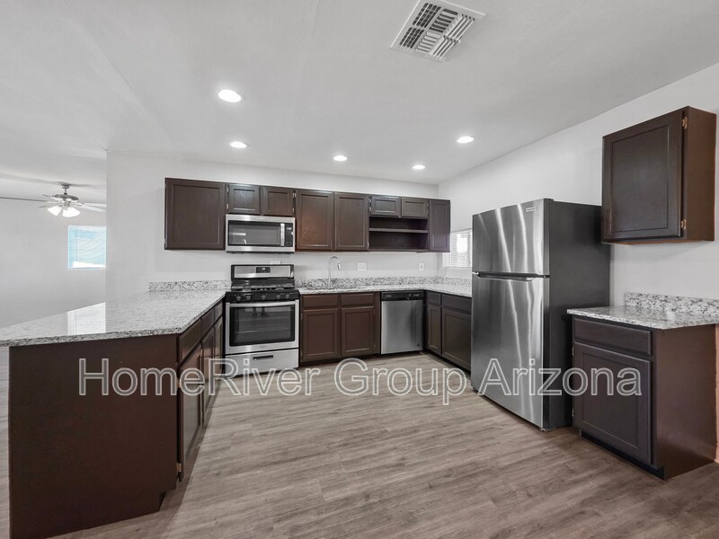 Building Photo - 2241 W Hartford Ave