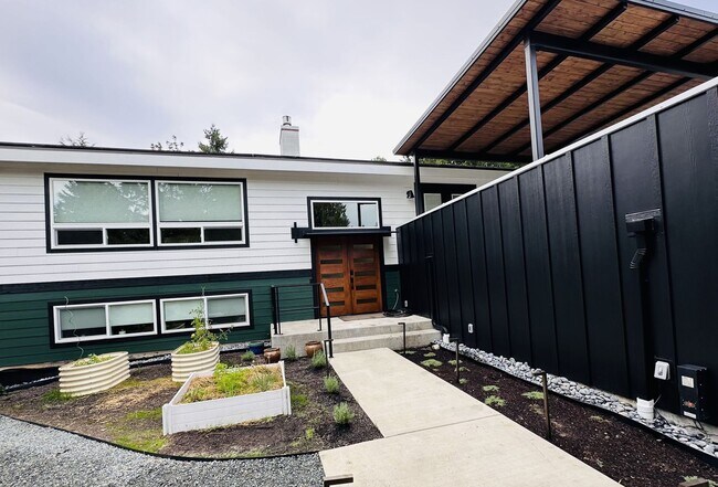 Building Photo - Le and Delisi - Bellevue Duplex