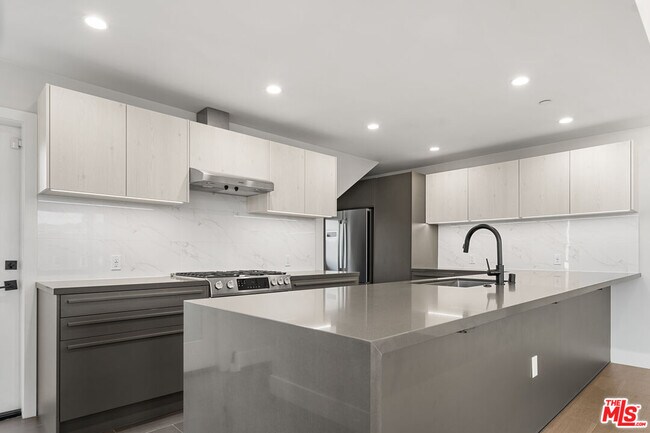 Building Photo - 807 N Detroit St