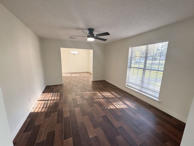 Building Photo - 310 W Pineshadows Dr