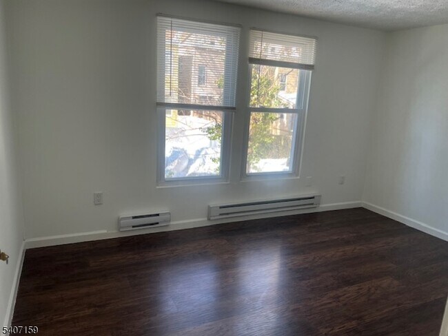 Building Photo - 81 N Day St