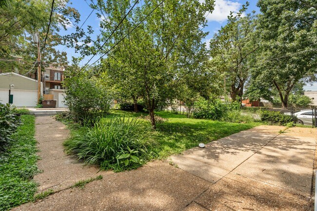 Building Photo - Fully Renovated 2BR in Historic Soulard | In-Unit Laundry | Off-Street Parking