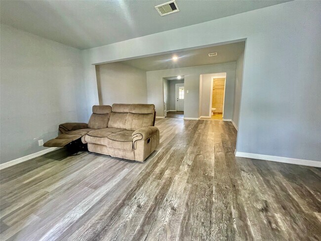 Building Photo - 6803 Bloom Dr