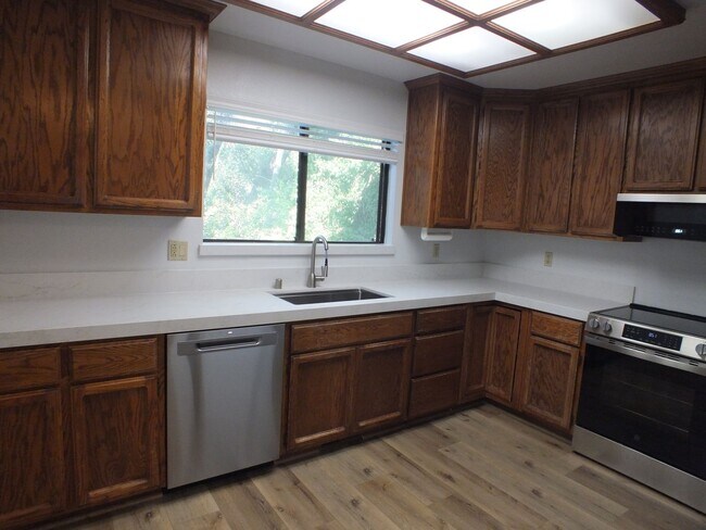 Building Photo - Cameron Park 2/2 1600 sf hidden gem!