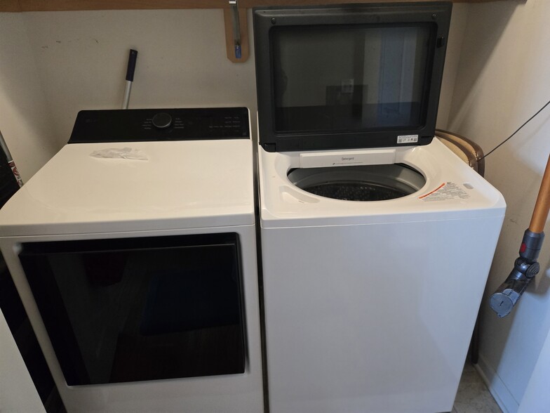 New LG Washer and Dryer - 3872 S Lake Dr