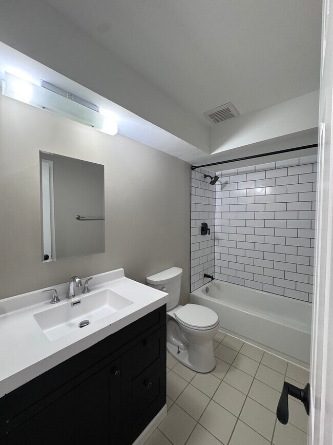 Building Photo - 43 W Ann St