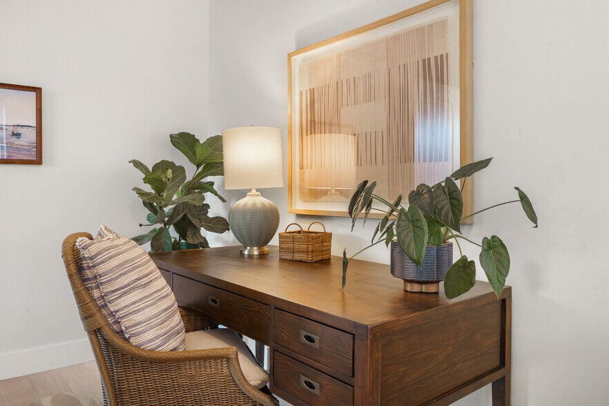 Building Photo - 383 Commercial St