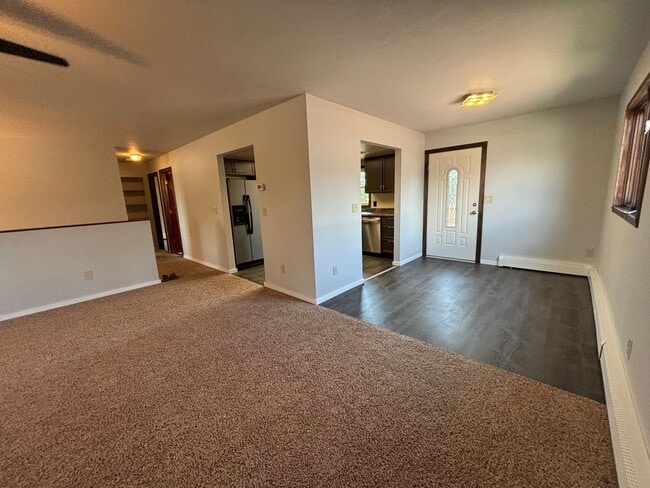Building Photo - 3 bedroom home /  Fenced in yard / 1 Car Garage