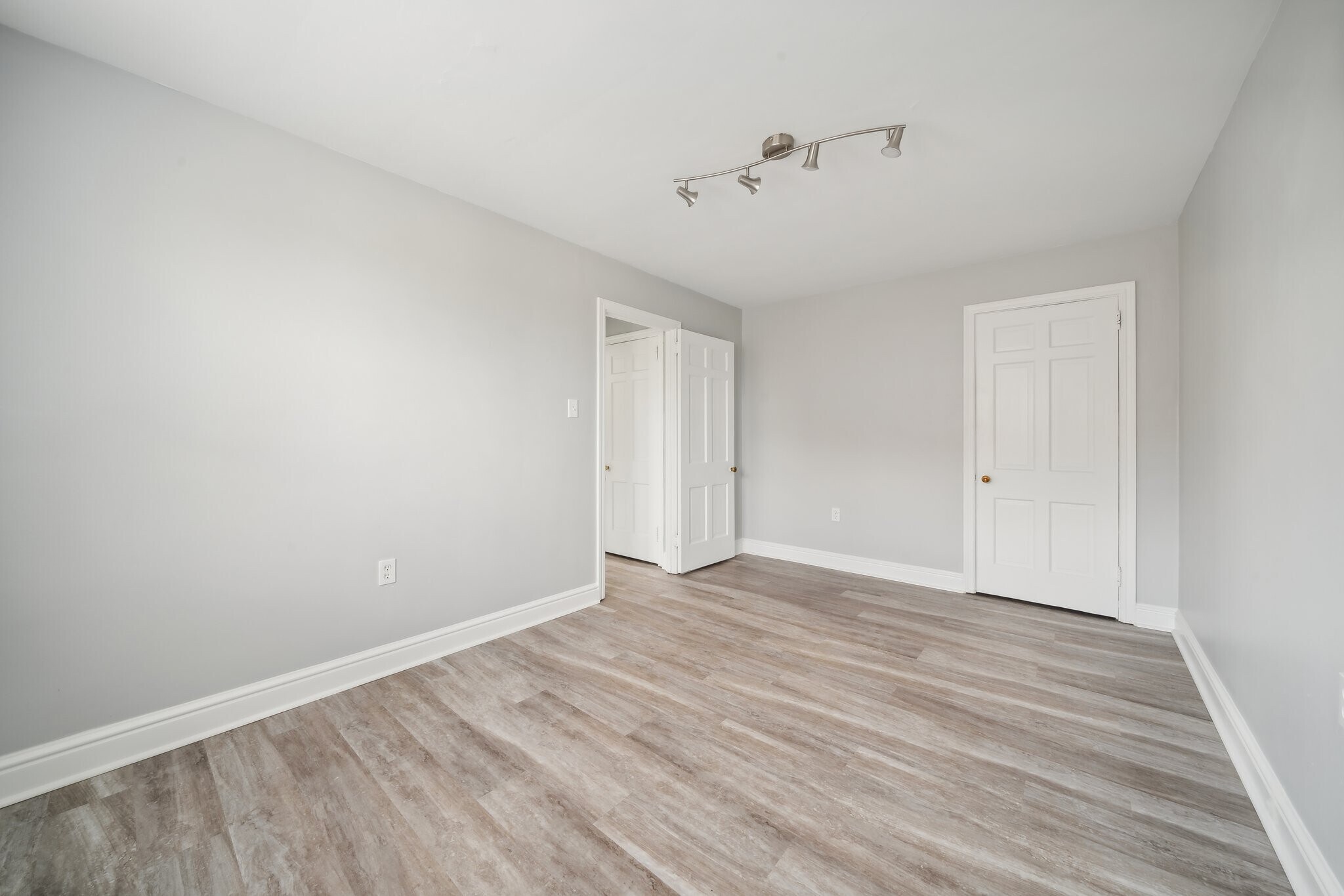 Building Photo - 545 Larose St