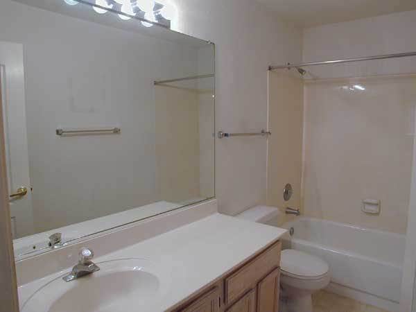 Building Photo - Amazing 4 bed/2 bath home located in conve...