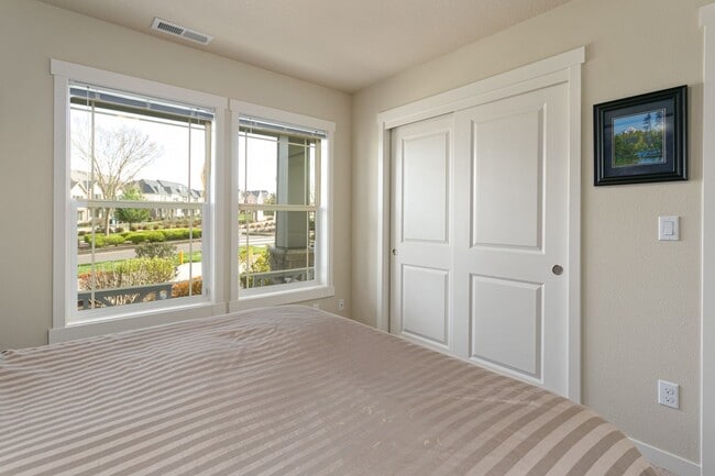 Building Photo - North Villebois - 3-bedroom, 3.5-bathroom townhouse