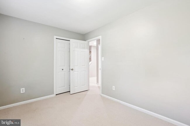 Building Photo - 10150 Village Knolls Ct