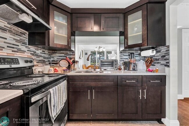 Building Photo - 9430 Poinciana Pl