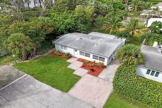 Building Photo - 1205 S Lake Dr