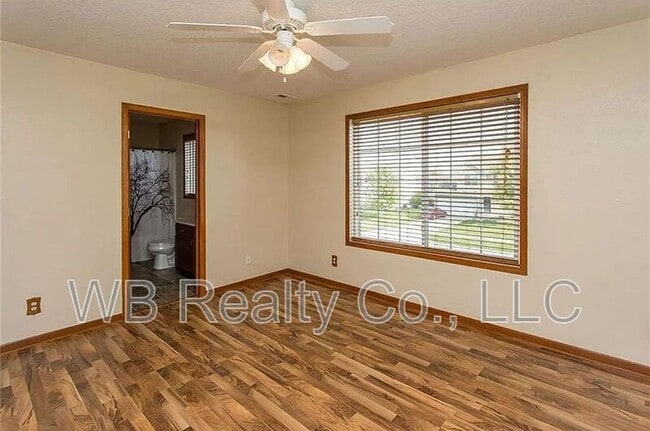 Building Photo - 710 SE Murphy Dr