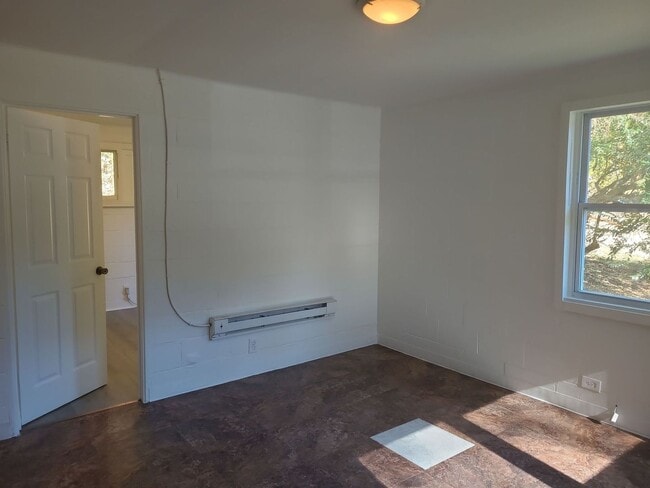 Building Photo - 2 Bedroom 1 Bathroom Apartment in Red Bank...