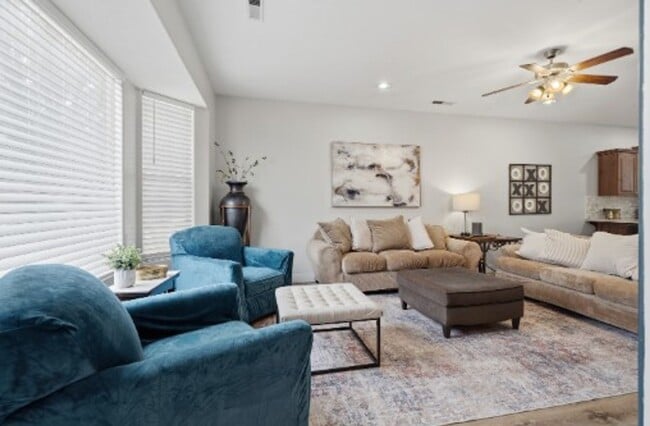 Building Photo - FULLY FURNISHED 3 Bed/2.5 Bath Home!