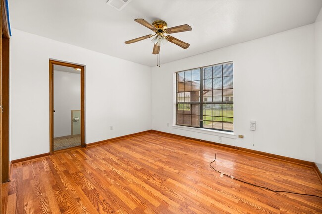 Building Photo - Check Out this 2 bed 1 bath in Alexandria